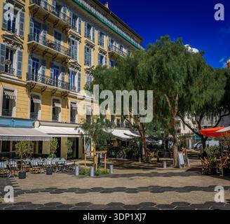 Restaurants und Bars im Freien in traditionellen Nicois-Häusern auf einem offenen Platz in der Altstadt, Vieille Ville, Französische Riviera, Nizza, Frankreich Stockfoto