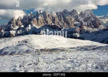 Schneebedecktes Pale di San Martino mit zerklüfteten Dolomitengipfeln unter weichem Licht und teilweise bewölktem Himmel Stockfoto