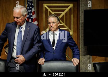 Washington, Usa. Februar 2026. Der Vorsitzende des Komitees, US-Senator Rand Paul (R-KY) (Mitte) und US-Senator Ron Johnson (R-WI) (links) kommen am 12. Februar 2026 zu einer Anhörung des Homeland Security Committee im Senat in Washington, DC. Das Department of Homeland Security wurde kritisiert wegen Strafverfolgungsstrategien gegen Einwanderer ohne Papiere und der Ermordung von zwei US-Bürgern während des jüngsten Anstiegs der Einwanderungsbehörde in Minneapolis. (Foto: Samuel Corum/SIPA USA) Credit: SIPA USA/Alamy Live News Stockfoto