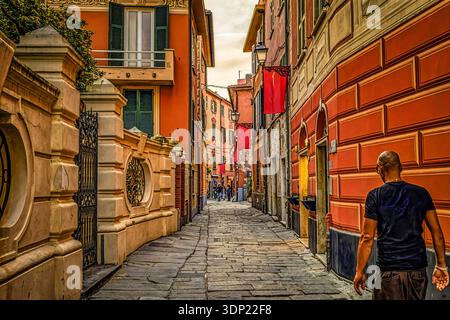 Genova Caruggi Historic Alley Quartiere Carmine Bunte Gebäude Enge Straße Ligurien Italien Urban! Dieses stimmungsvolle Foto fängt eine Straße ein Stockfoto