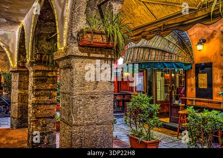 Chiavari Carruggio Mittelalterliche Porticos Historisches Zentrum Geschäfte Cafés Ligurien Italien Schmalspurblick! Dieses charaktervolle Foto fängt ein typisches All ein Stockfoto