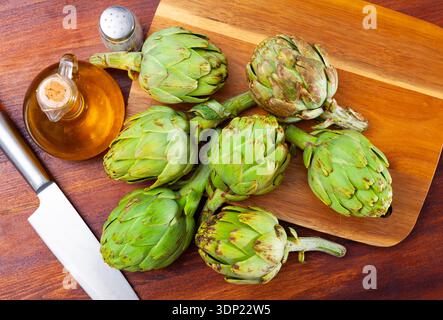 Flasche Pflanzenöl und Artischocken Stockfoto