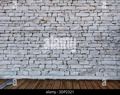 Raue mittelalterliche Steinmauern. Altes Kalksteinmauerwerk Hintergrund mit unregelmäßigen Blöcken. Graue historische Felsoberfläche für architektonische Gestaltung. Stockfoto