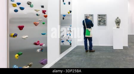 Ein Mann, der sich Kunst anschaut, at5, eine Ausstellung Stockfoto