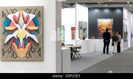 Die Menschen betrachten moderne Kunstwerke in einer Kunstgalerie Stockfoto