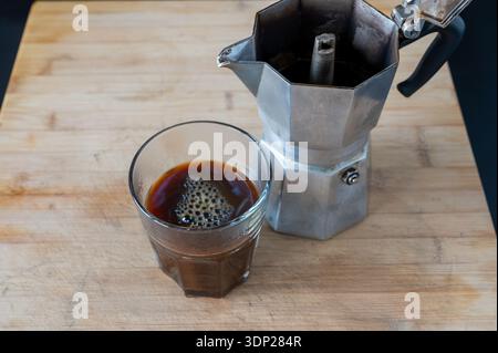 Eine Tasse frisch gebrühten Kaffee, serviert auf einem rustikalen Holztablett. Stockfoto