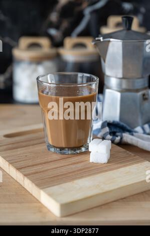 Frisch gebrühte Kaffeetasse serviert auf einem Holztablett zum Frühstück. Stockfoto