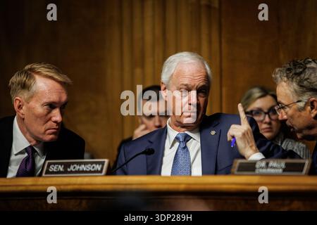 Washington, Usa. Februar 2026. (Von links nach rechts) die US-Senatoren James Lankford (R-OK), Ron Johnson (R-WI) und Ranking-Mitglied Rand Paul (R-KY) sprechen einander während einer Anhörung des Homeland Security Committee im Senat am 12. Februar 2026 in Washington, DC. Das Department of Homeland Security wurde kritisiert, was die Strafverfolgungsstrategien gegen undokumentierte Einwanderer und die Ermordung von zwei US-Bürgern während der jüngsten Zunahme der Einwanderungsbehörde in Minneapolis angeht. (Foto: Samuel Corum/SIPA USA) Credit: SIPA USA/Alamy Live News Stockfoto