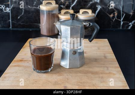 Eine Tasse frisch gebrühten Kaffee, serviert auf einem rustikalen Holztablett. Stockfoto