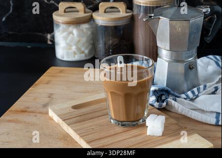 Eine Tasse frisch gebrühten Kaffee, serviert auf einem rustikalen Holztablett. Stockfoto