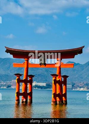Das Torii-Tor des Itsukushima-Schreins in Miyajima, Japan. Stockfoto