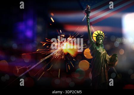 Freiheitsstatue, Funkeln und Flagge der USA. Amerikanischer Nationalfeiertag Stockfoto