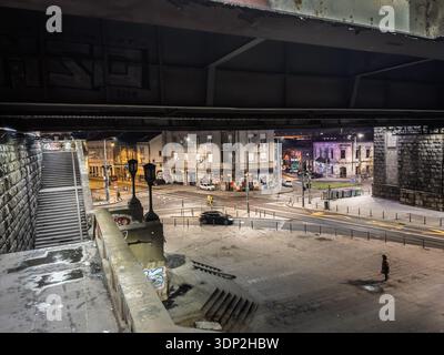 BELGRAD, SERBIEN - 2. DEZEMBER 2025: Nächtliches Panorama von Savamala in Belgrad von der Brankov Most-Brücke aus gesehen, mit Straßen und bewegtem Verkehr, mit Th Stockfoto