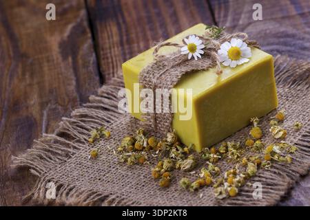 Handgemachte Kamille Seife mit Trockenblumen, selektiven Fokus Stockfoto