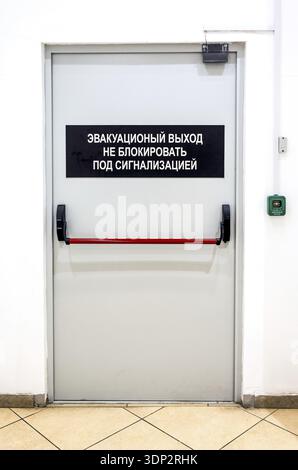 Notausgang in der City Mall. Text auf russisch: Evakuierungsausgang, nicht blockieren, unter Alarm Stockfoto