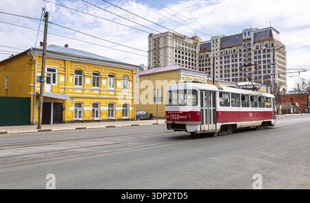 Samara, Russland - 1. Mai 2018: Öffentlicher Verkehr in Russland. Am Sommertag fährt die Straßenbahn auf der Stadtstraße Stockfoto