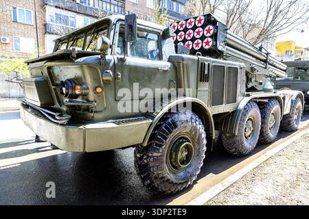 Samara, Russland - 5. Mai 2018: Russisches Raketenwerfer-System BM-27 Uragan (Hurricane) auf ZIL-135-Chassis an der Stadtstraße Stockfoto