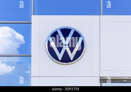 Samara, Russland - 18. Juni 2022: Händlerschild mit dem Volkswagen-Logo. Volkswagen ist der größte deutsche Automobilhersteller Stockfoto
