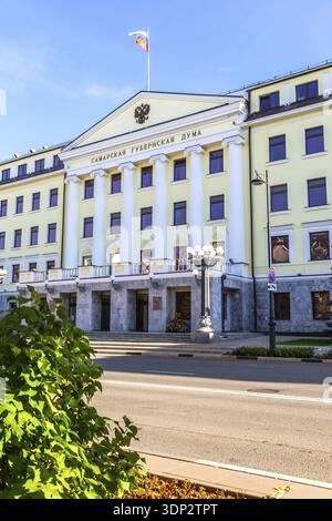 Samara, Russland - 1. Oktober 2024: Bürogebäude der Duma der Region Samara mit russischer Staatsflagge auf dem Dach. Provinzregierung in sonniger Umgebung Stockfoto