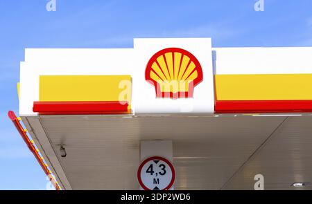 Samara, Russland - 30. April 2024: Shell Oil Company Logo an der Gas- und Tankstelle. Shell plc ist ein britisches multinationales Öl- und Gasunternehmen Stockfoto