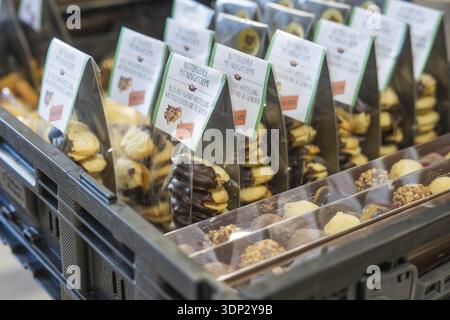 Verschiedene Arten von verpackten Keksen mit Schokolade Stockfoto