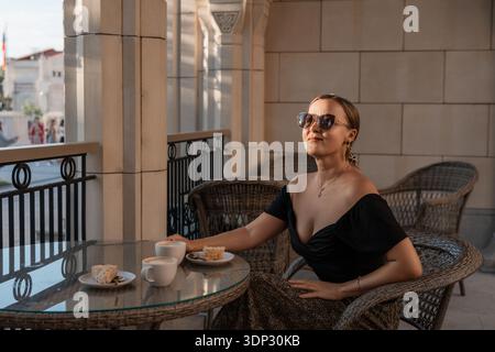 Frau Sonnenbrille Balkon Kaffee Genießen Aussicht Stockfoto