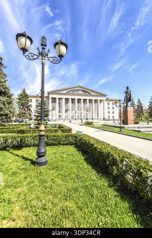 Samara, Russland - 6. Mai 2018: Kulturpalast und Denkmal für den sowjetischen Staatsmann S. M. Kirow im Sommer Stockfoto
