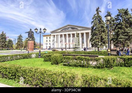 Samara, Russland - 6. Mai 2018: Kulturpalast und Denkmal für den sowjetischen Staatsmann S. M. Kirow im Sommer Stockfoto
