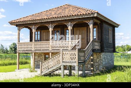 Samara, Russland - 25. Juni 2022: Ethnokultureller Komplex der Freundschaft des Volkes. Traditionelles georgianisches Haus aus Holzstämmen und Steinen. Georgianisches Haus Stockfoto