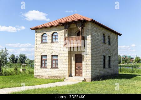 Samara, Russland - 25. Juni 2022: Ethnokultureller Komplex der Freundschaft des Volkes. Traditionelles aserbaidschanisches Haus aus Steinen. Aserbaidschanischer Bauernhof in Su Stockfoto