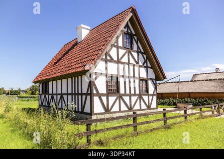 Samara, Russland - 25. Juni 2022: Ethnokultureller Komplex der Freundschaft des Volkes. Traditionelles deutsches Fachwerkhaus mit Keramikdach Stockfoto