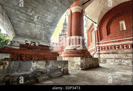 Russische antike Architektur. Blick auf den Spasskaya-Turm des Moskauer Kremls vom Bogen der Kathedrale St. Basilius (Pokrowski) Stockfoto