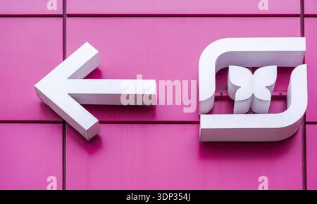 Samara, Russland - 18. März 2023: Schild mit Logo Magnit Cosmetics. Magnit Filialen Stockfoto