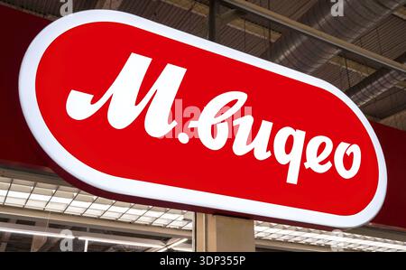 Samara, Russland - 2. März 2023: Beleuchtetes Schild Logo M Video Electronics Store Indoor. M-Video ist die größte russische Unterhaltungselektronik und h Stockfoto