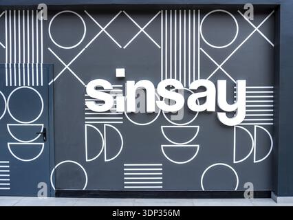 Samara, Russland - 2. März 2023: Chain Store Sinsay im Einkaufszentrum. Vorderansicht Stockfoto