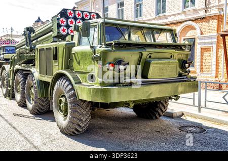 Samara, Russland - 5. Mai 2018: Russisches Raketenwerfer-System BM-27 Uragan (Hurricane) auf ZIL-135-Chassis an der Stadtstraße Stockfoto