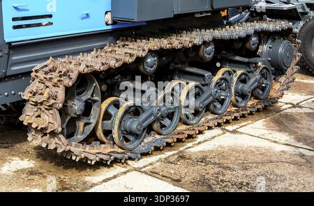 Traktorspuren des modernen Traktors, Nahaufnahme Stockfoto