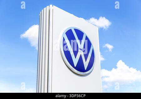 Samara, Russland - 18. Juni 2022: Händlerschild mit dem Volkswagen-Logo am blauen Himmel. Volkswagen ist der größte deutsche Automobilhersteller Stockfoto