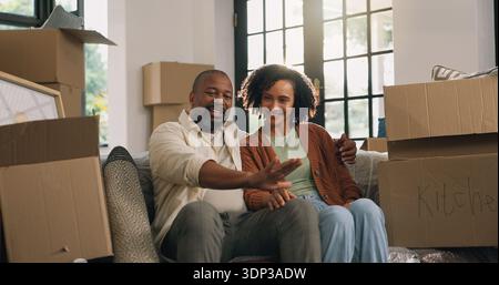 Umziehen, reden oder Paaren auf der Couch in einem neuen Zuhause, Ruhe oder Investition für Immobilienkäufe. Chatten Sie, Hausbesitzer oder reife afrikanische Menschen Stockfoto