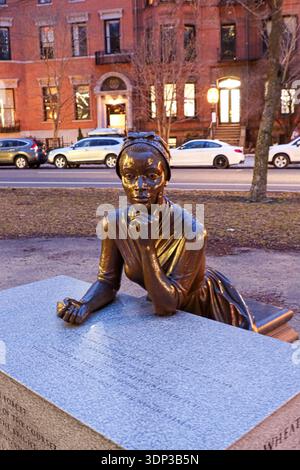 Bronze-Gedenkskulptur von Harriet Tubman auf Steintisch im Stadtpark. Stockfoto