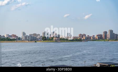 Malerischer Panoramablick auf den Fluss Kazanka und die Stadt Kasan vom Kasaner Kreml. Stadtbild des Ufers der Stadt Kasan. Russland Stockfoto