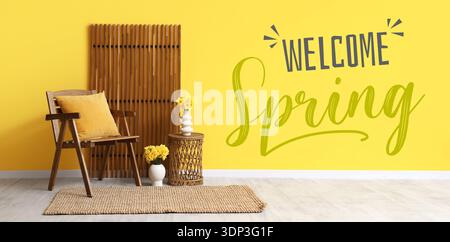 Innenraum des Zimmers mit Sessel und schönen Narzissen Blumen. Willkommen im Frühling Stockfoto