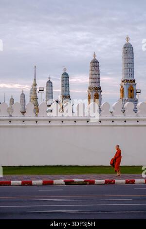 Bangkok, Thailand, 19. November 2025. Ein Mönch geht friedlich am smaragdgrünen Buddha-Tempel vorbei Stockfoto