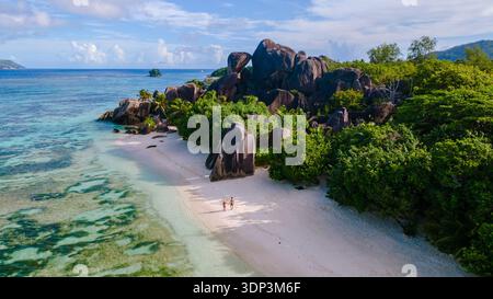 Weicher weißer Sand trifft auf kristallklares Wasser am Strand von Anse Source d'Argent. Atemberaubende Granitfelsen bilden eine atemberaubende Kulisse für einen friedlichen tropischen Urlaub. La Digue, Seychellen Stockfoto