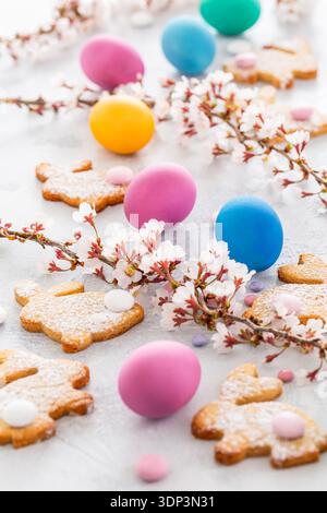 Osterhasen Mandelkekse und Ostereier auf dekoriertem Festtisch Stockfoto