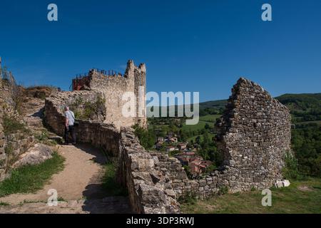 Mittelalterliche Burg von Penne auf einem Felsen mit den Häusern des Dorfes Stockfoto