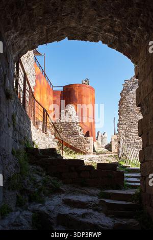 Mittelalterliche Burg von Penne, die auf einem Felsen thront Stockfoto