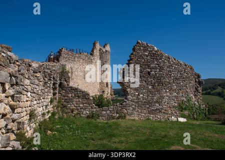 Mittelalterliche Burg von Penne, die auf einem Felsen thront Stockfoto
