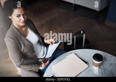 Geschäfte, Dokumente und Denken mit Frau am Flughafen für Reiseplanpapiere oder Reisepläne. Oben, Mappe und Gepäck mit glücklichem Mitarbeiter Stockfoto