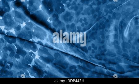 Abstrakter blauer Leopardenhintergrund. Naturseide mit modischem Druck in Trendfarbe 2020 – klassisches Blau. Mit Kopierraum Stockfoto